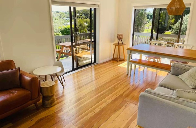 Sunny Waiheke Home near 3 beaches and Oneroa Village