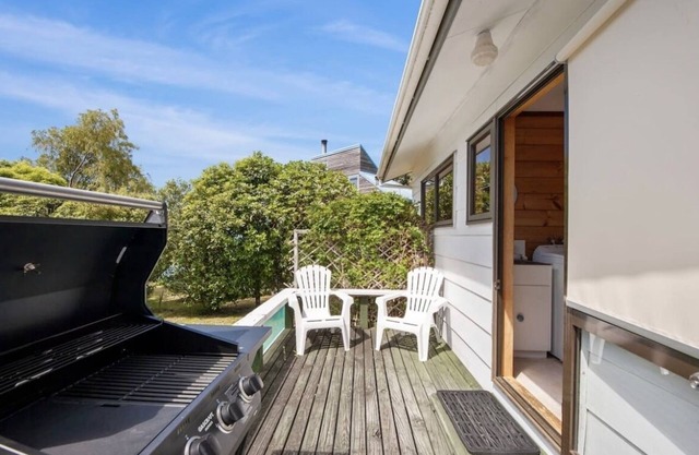 Sunny, warm and cosy bach in quaint and quiet street, 2 minutes from the lake.