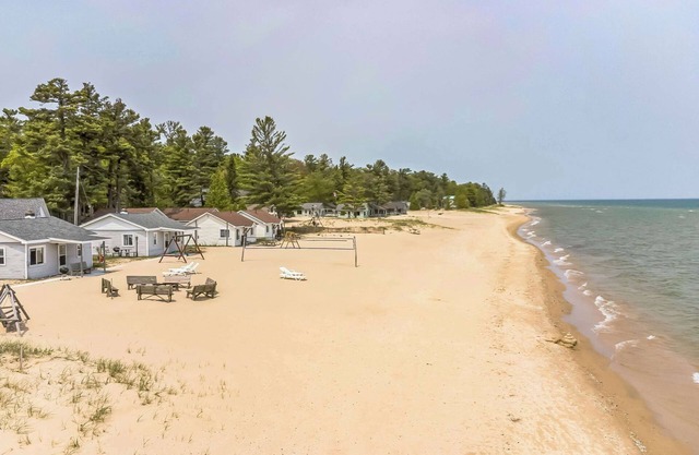Sunnyside 2BR/1BA Relaxing Lakefront Retreat