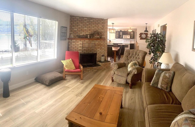 Sunnyside Lakehouse - Semi-Waterfront - Shuswap Vacations & Sledding Accommodation