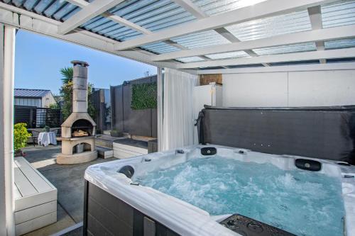 Sunnyside Spa Retreat - Mangawhai Holiday Home