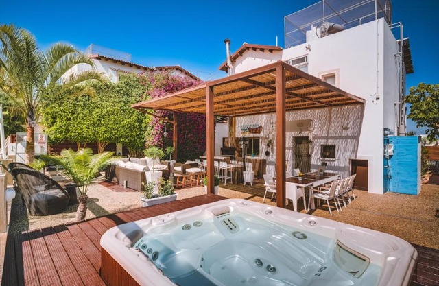 SunnyVillas: 4BR Villa☆Private Pool + Jacuzzi - Villa Amelie