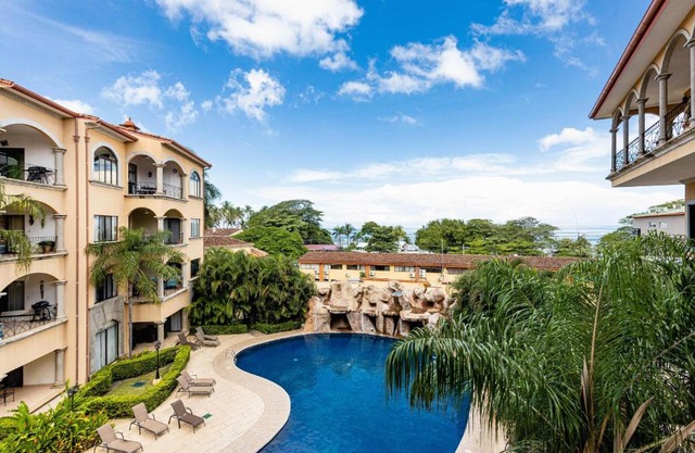 Sunrise 33- 3 Bedroom Poolside Condo