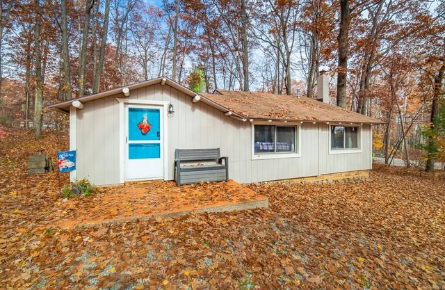 Sunrise Cove is a cozy cabin located within sight of Higgins lake & state land