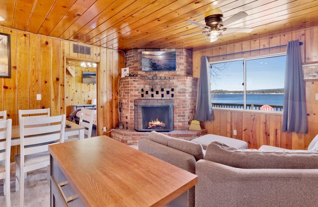 Sunrise Cabin Lakefront 2 BR Single Story Cottage