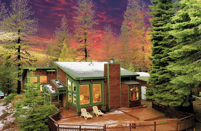 Sunrise Lodge, A Mountain top home with Mt. views.