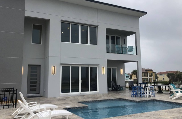 “Sunrise Memories“ Beachfront Pool Paradise.