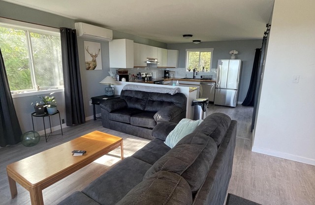 Sunrise Mountain view Skidegate full house, sleeps 8 Haida Gwaii central private