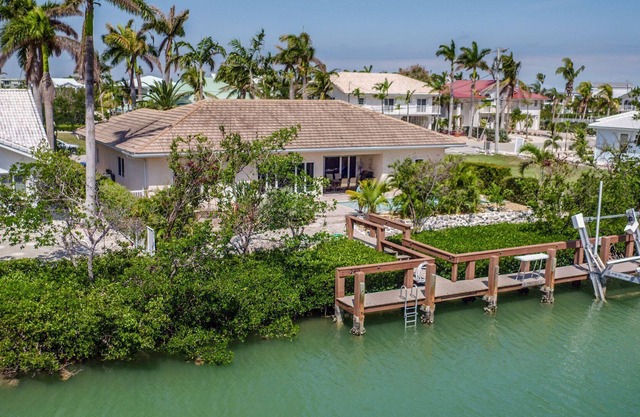Sunrise Retreat ~ Hermosa casa de piscina de 3Bed / 2Bath con atraque