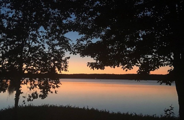 NUEVO LISTADO: Sunrise Retreat on Wolf Lake