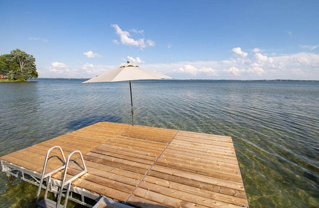 Sunrise Serenade - Waterfront Cottage w/ Swimming, Kayaks, Hot Tub, AC,