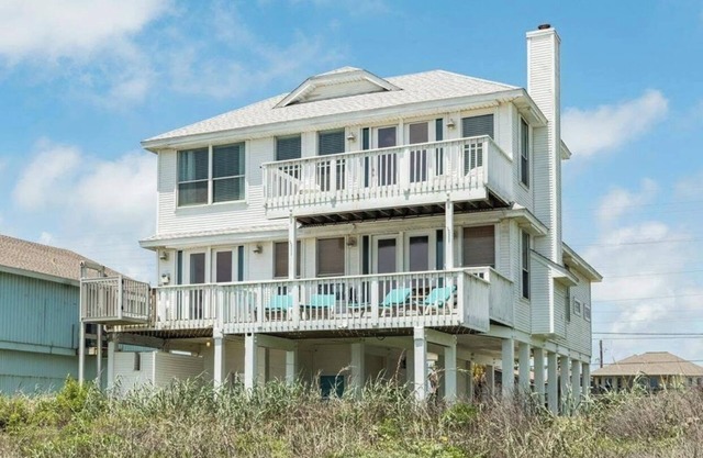 Sunrise shore beach front 4 bedroom 3 baths house