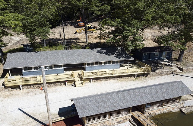 Sunrise Shores Studio # 6 Lake Front con una piscina!