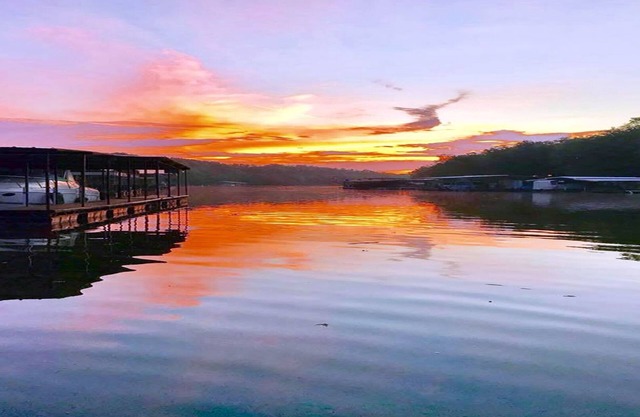 Sunrise Shores Cabin # 4 Lake Front con una piscina!