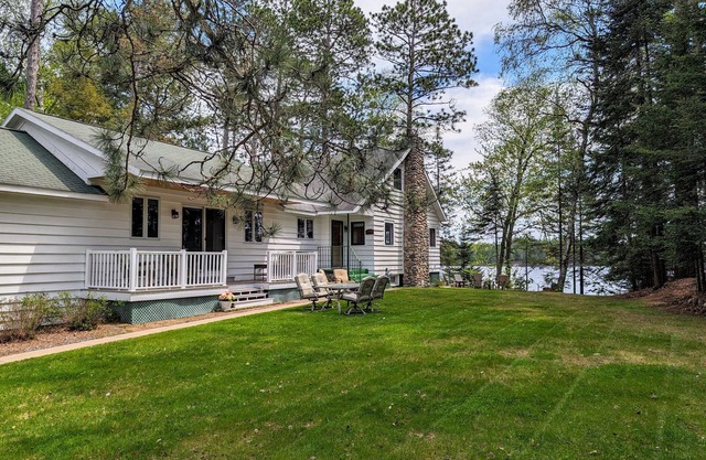 Sunrise Shores | Fun lakehome on Chain, dock, water toys, firepit, doggies ok