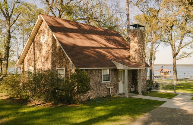Sunrise Shores - Waterfront Cottage sleeps 8.