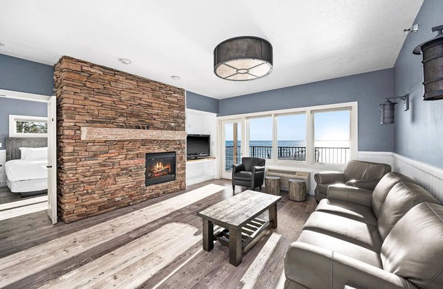 Sunrise Suite on Lake Superior- Pool & Hot Tub