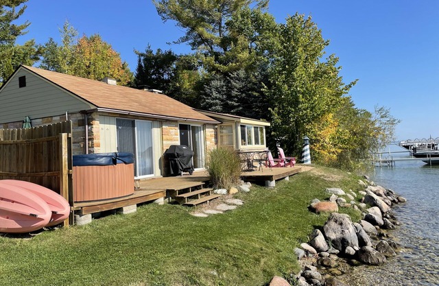 Sunrise Sunsation Lakeshore Cottage w / jacuzzi al aire libre en el lago Mullett! ¡Kayaks!
