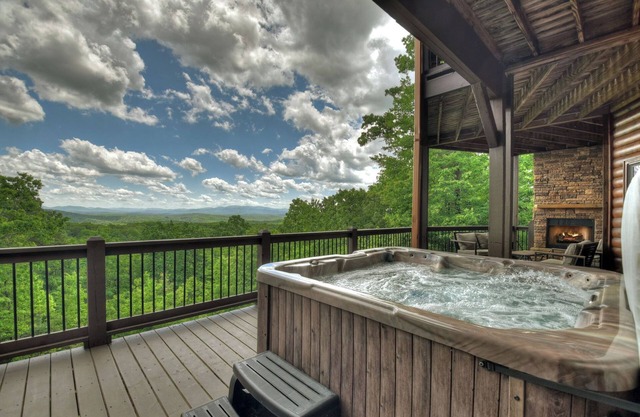 Sunrise Vista Lodge - Mountain Views & Fireplaces!