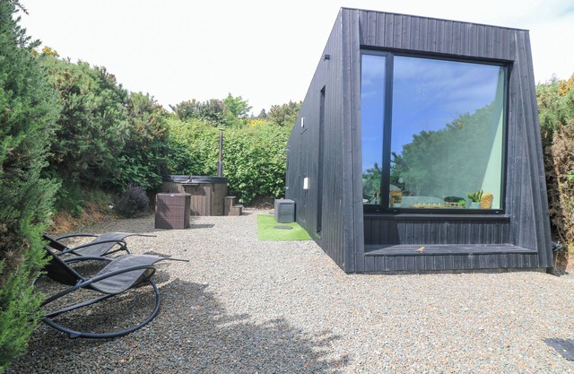 SUNRISER, romantic, with hot tub in Ballymoney, County Wexford
