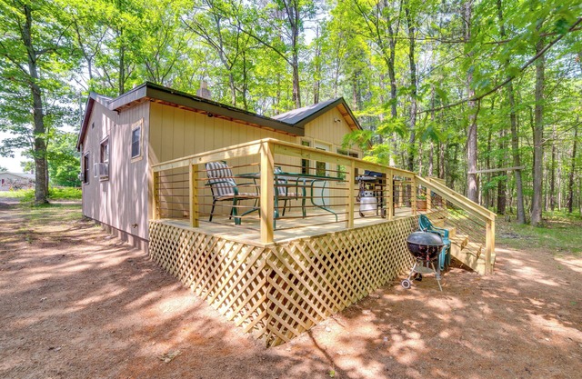 Sunroom, Deck & Grills: Marquette Cottage!