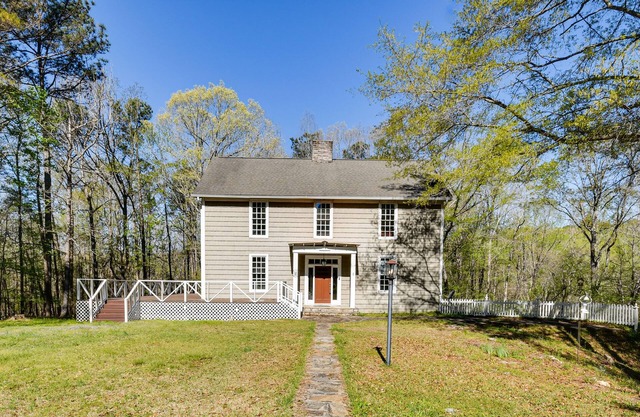 Sunroom & Decks: Family Home in Tallassee!