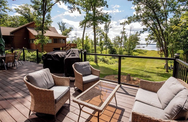 Sunroom-Game room- Family Room- Kayaks, Games, Water Toys, Beach & Dock!