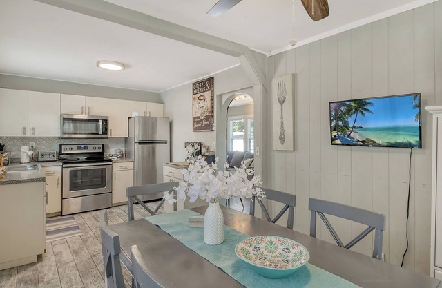 Sunseeker Bungalow-Great location to all things Sarasota