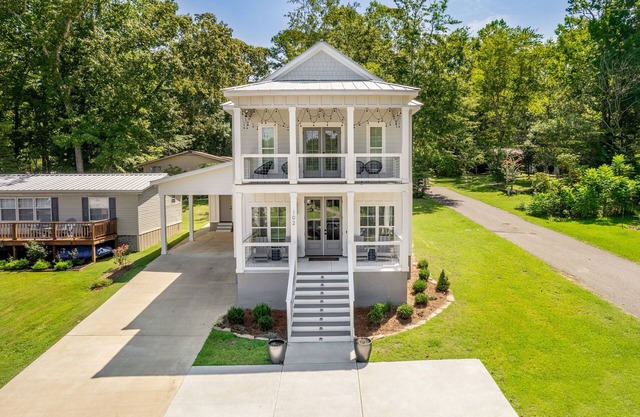 Sunset at Shorline - New Modern Lake View Home