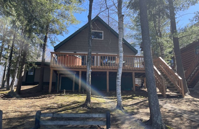 Sunset Beach Chalet W / Jacuzzi al aire libre en Lake Arrowhead! Kayaks, wifi, piscina!