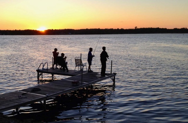 # Comienzos de puesta de sol en el TrentSevern con casa de huéspedes