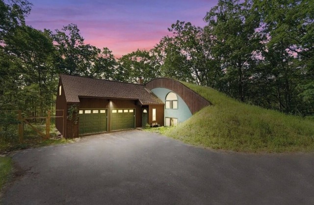 Sunset Burrow Retreat in Roscommon, MI - whole house, 3 bed, 2.5 bath!