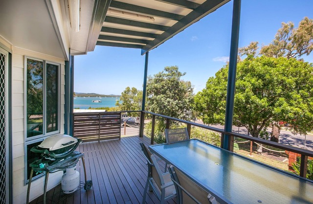 Sunset Cabins - Beachfront Cabin with Sea View. Queen bed, Laundry, full kitchen and Bathroom. Deck with BBQ