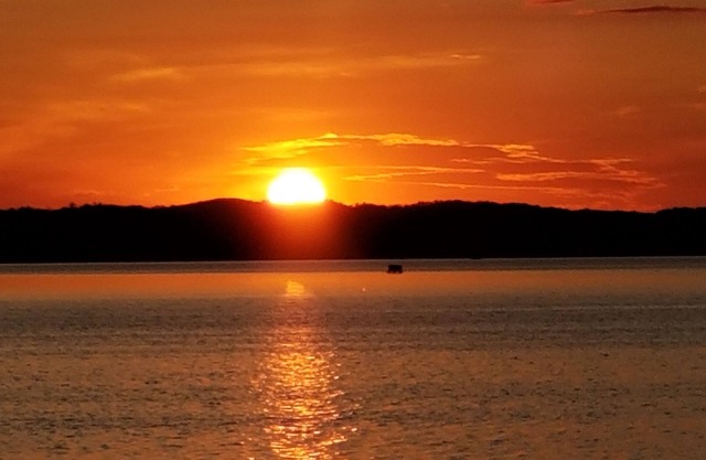 Cabaña al atardecer en el lago de algodón