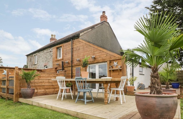 SUNSET COTTAGE, pet friendly, with hot tub in Gorran Churchtown