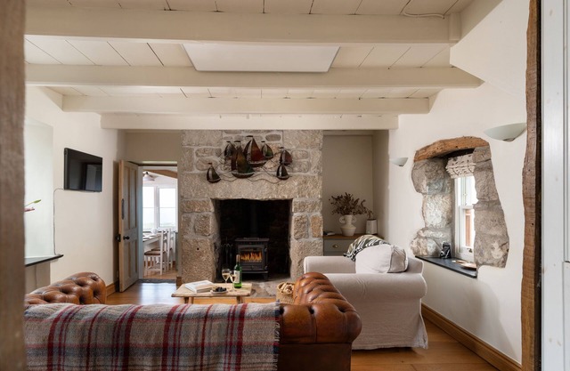 Sunset Cottage. Sea views, dog friendly, parking