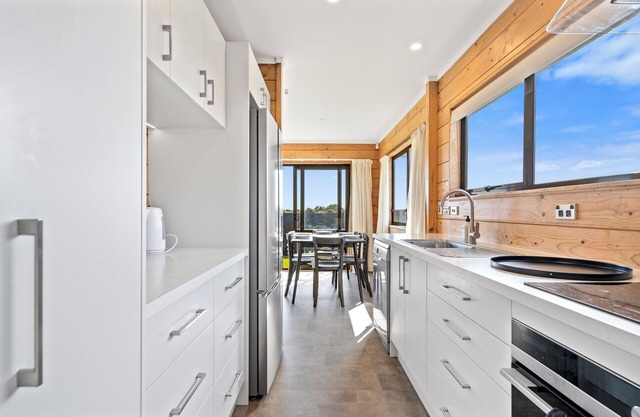 Sunset Cottage - Waikanae Beach Holiday Home