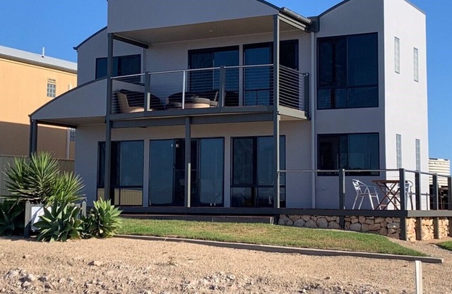 Sunset Cove Beach House - Beautiful sea views, opposite Magazine Bay!