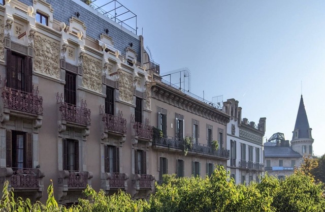 SweetHomeBarcelona Quiet 2 Bed 2 Bath in Central Barcelona with charming gallery