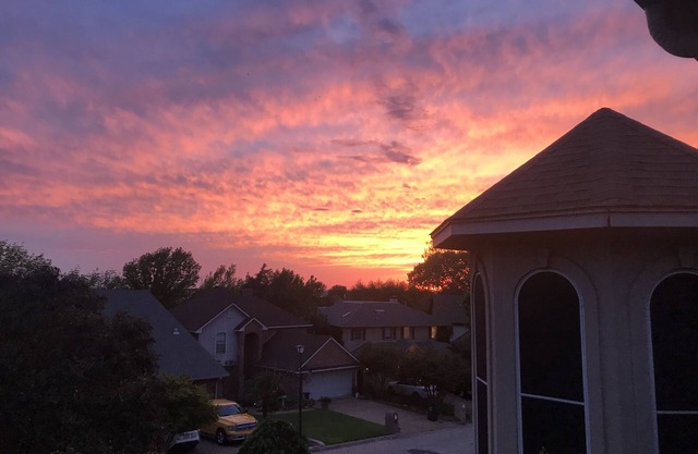 Sunset Hill Haven: Relaxing balcony & Backyard, short walk to Rockwall Harbor