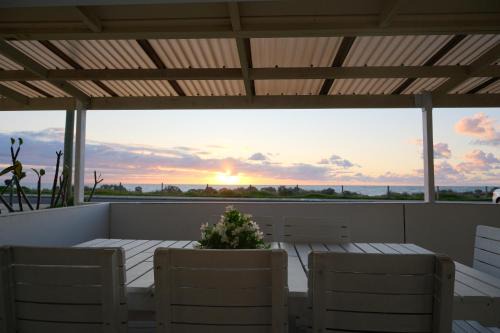 Sunset Holiday Home Facing the Sea