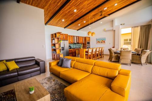 Sunset House Guacalillo