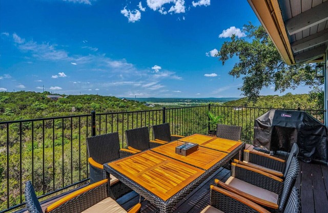 Sunset Lake Travis Views, Luxe 12-Person Retreat Near Wineries & Trails