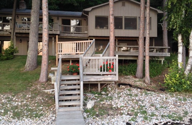 SUNSET LAKEFRONT HOME EN MULLETT LAKE / Especiales de Agosto