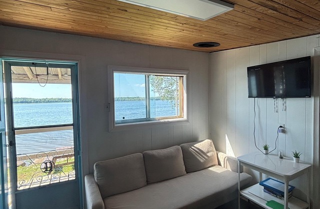 Sunset Lakefront Spacious 8 people Getaway,