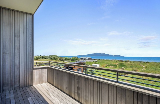 Sunset Over Kapiti - Waikanae Holiday Home