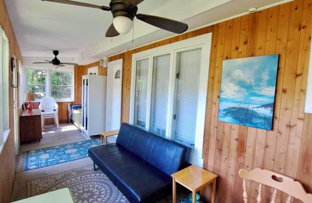 Sunset Pines Cottage Ipperwash ~ minutes to beach!