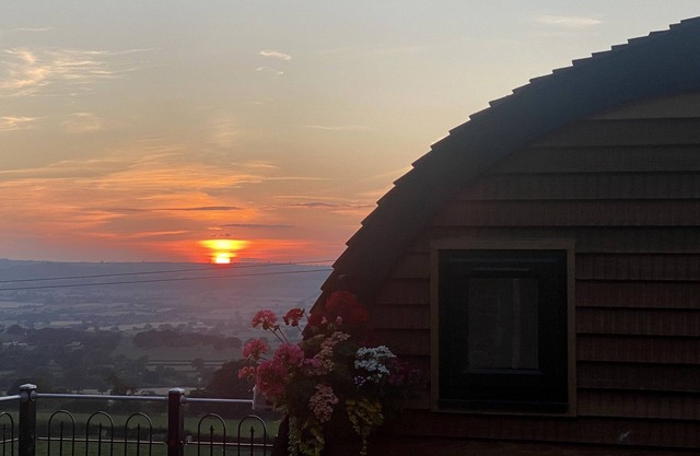 SOL HOLIDAY POD, pet friendly, with a garden in Minsterley
