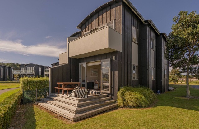 Sunset Retreat - Matarangi Holiday Home