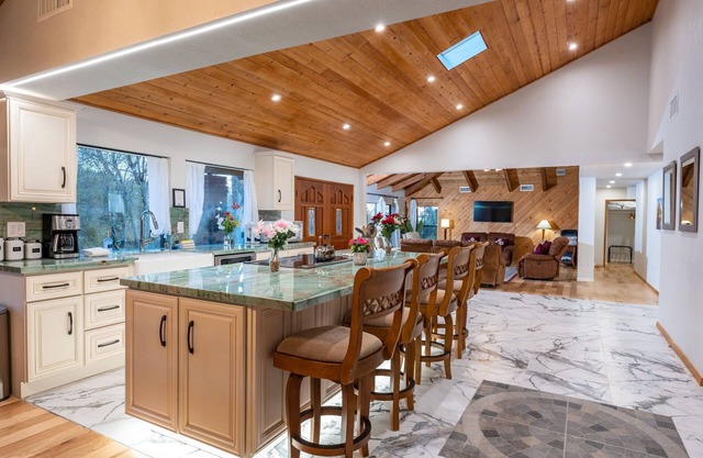 Sunset Retreat- TWO houses with hot tub, firepit, multiple kitchens, sleeps 20!